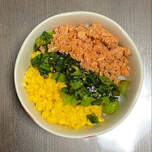 鮭フレーク、小松菜、炒り卵の三色丼【和食・主食】